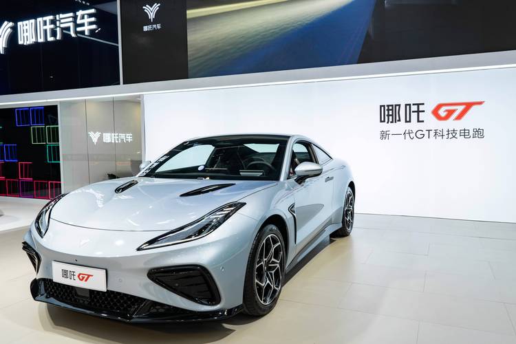 东莞29哪吒汽车在智能汽车领域的表现，领途汽车在新能源汽车市场中的影响力